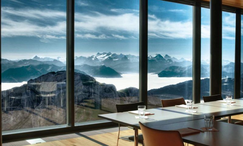 Vistas desde el Hotel Pilatus Kulm: amanecer o atardecer sobre los Alpes suizos